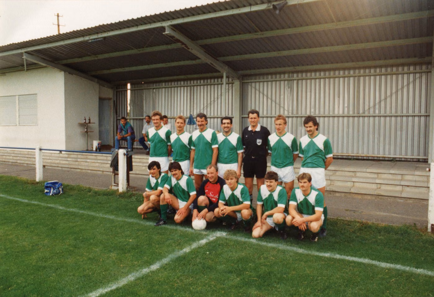 Mannschaftsfoto der Betriebs-Fußballmannschaft auf dem Sportplatz