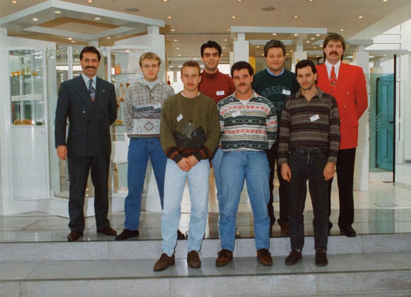 Team posiert bei einem Ausstellungsbesuch in einem Sanitär-Showroom