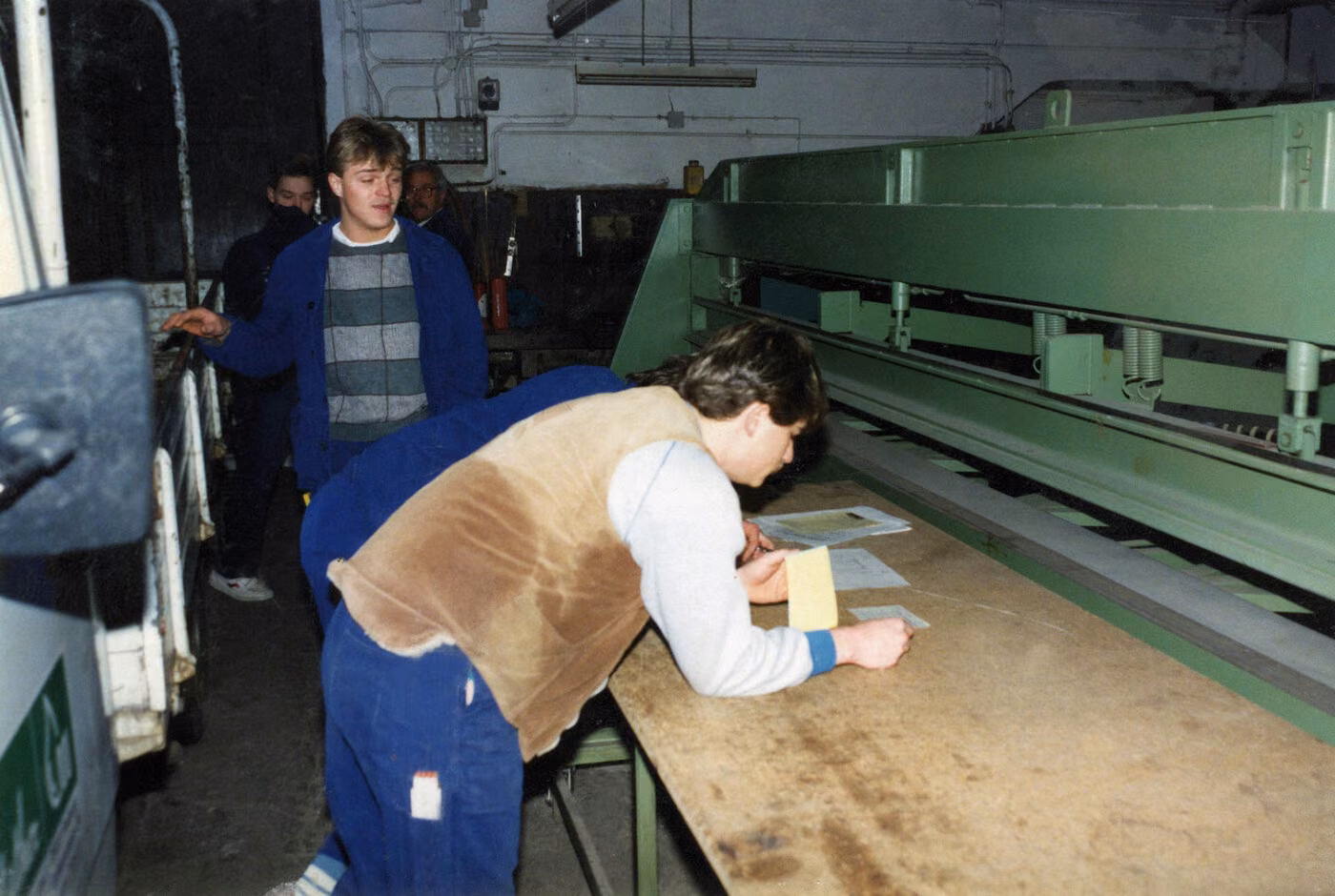 Auszubildende an der Blechschere in der Werkstatt