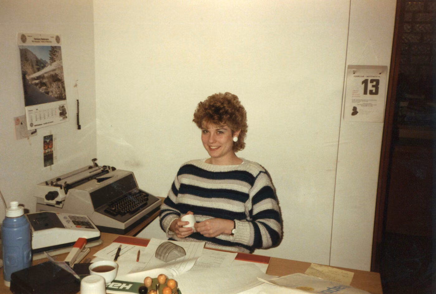 Mitarbeiterin im Büro an der Schreibmaschine
